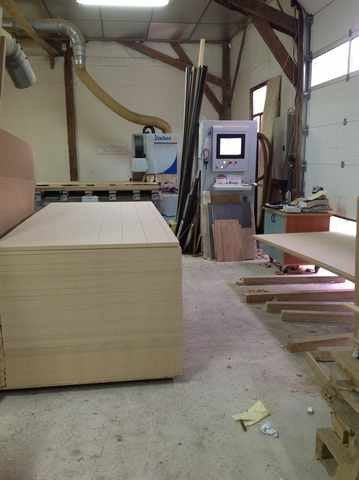 Geste d'ébéniste dans l'atelier