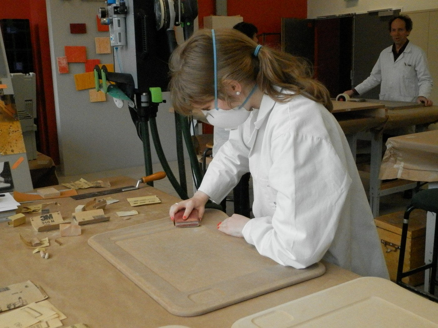 Valentine, étudiante à l'École Boulle, ponçage d'une pièce en bois