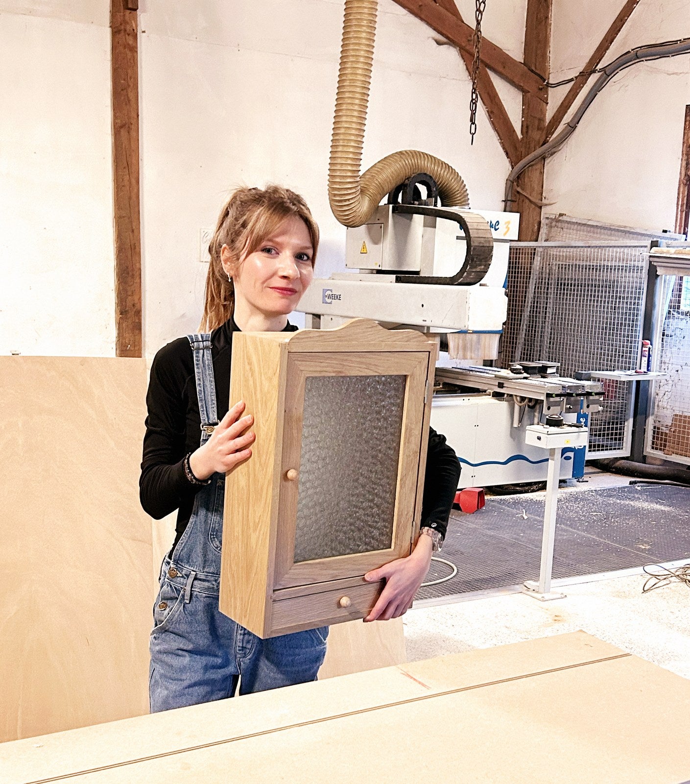 Valentine Godard dans l'atelier familial